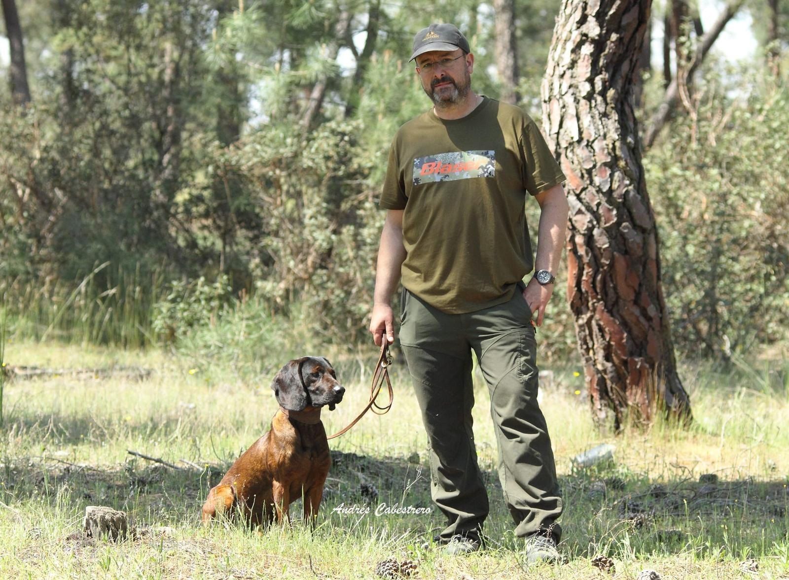 Fernando Ruiz con Cash en el campo